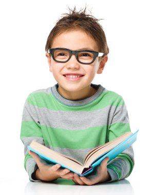 küçük çocuk bir kitap okuma
