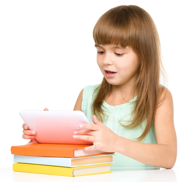 Joven chica alegre está utilizando tableta — Foto de Stock