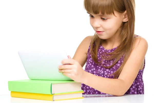 Jovem menina alegre está usando tablet — Fotografia de Stock