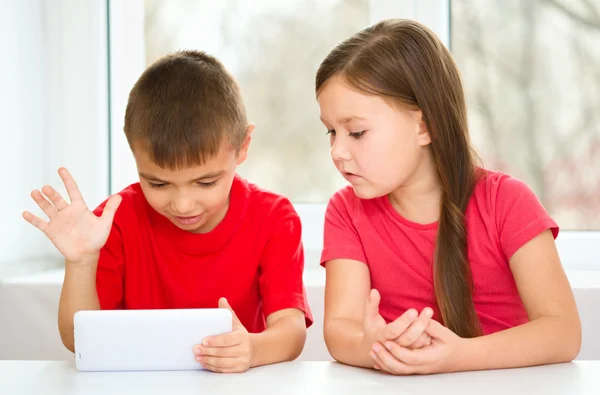 Kinder nutzen Tablet — Stockfoto