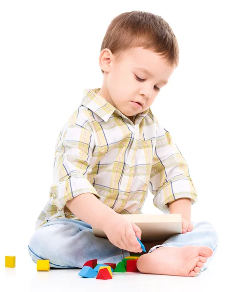 Мальчик играет с игрушками — стоковое фото