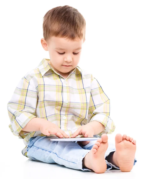 Niño joven está usando tableta —  Fotos de Stock