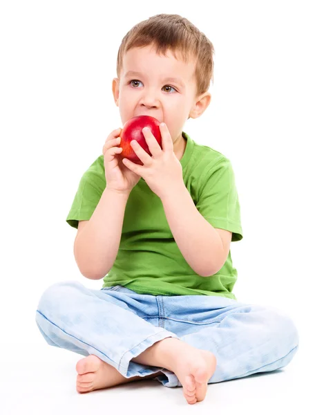 Porträt eines süßen kleinen Jungen mit rotem Apfel — Stockfoto