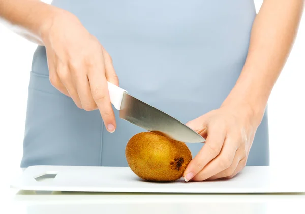 Koch schneidet Kiwi-Früchte — Stockfoto