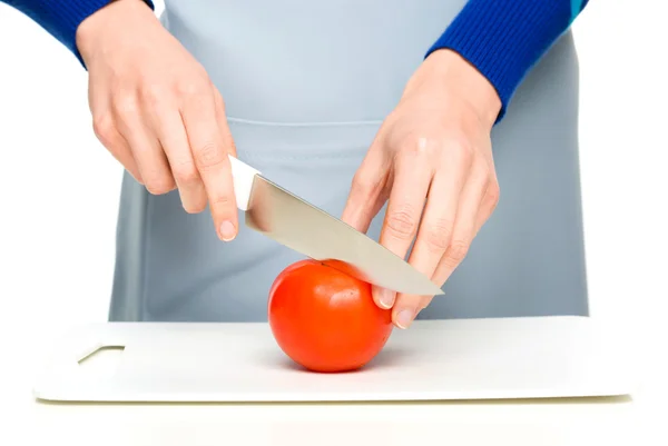 Cook está cortando tomate rojo — Foto de Stock