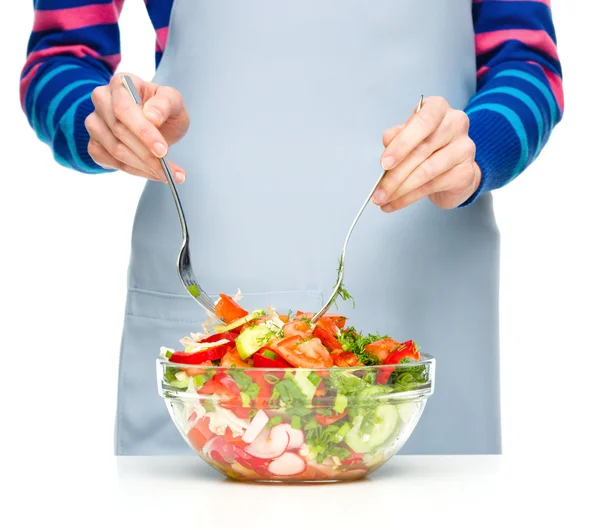 Cook is mixing salad — Stock Photo, Image