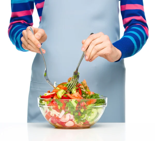 Cook está misturando salada — Fotografia de Stock