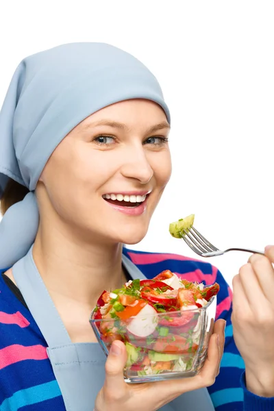 Junge attraktive Frau isst Salat mit Gabel — Stockfoto