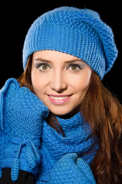 ผู้หญิงสาวมีความสุขสวมผ้าฤดูหนาว — ภาพถ่ายสต็อก