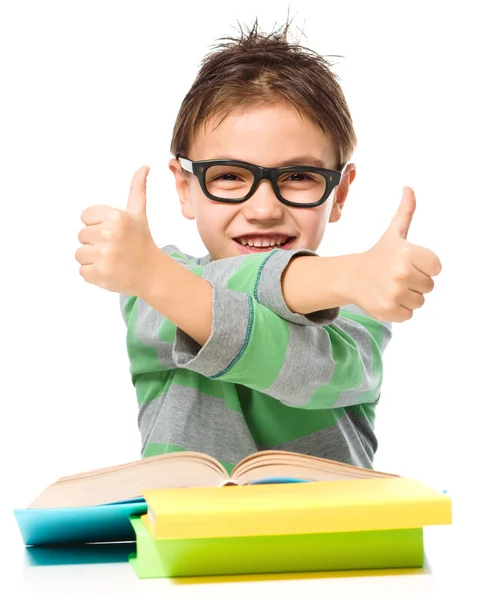 Kleine jongen is het lezen van een boek — Stockfoto