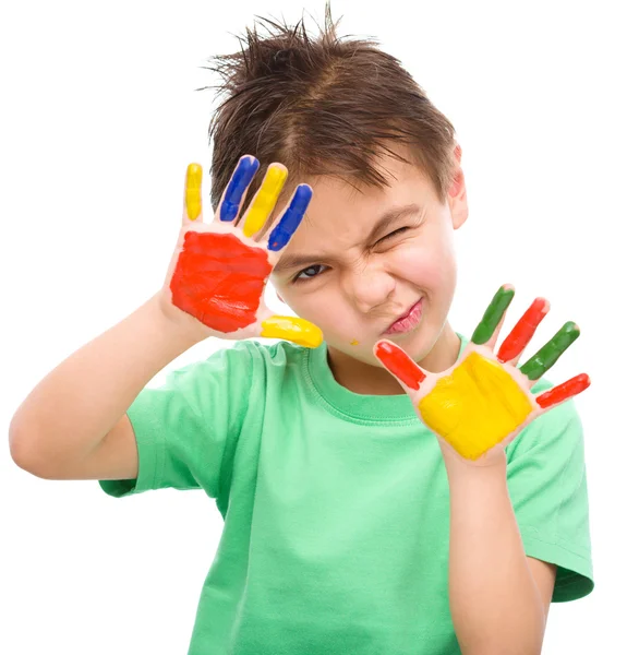 Retrato de um menino bonito brincando com tintas — Fotografia de Stock