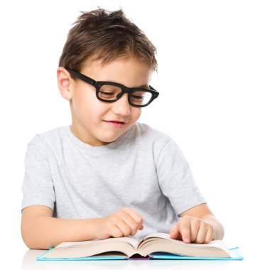 küçük çocuk bir kitap okuma