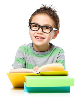 küçük çocuk bir kitap okuma