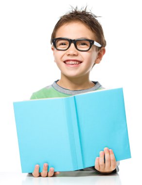 küçük çocuk bir kitap okuma