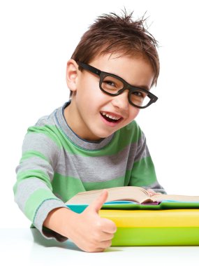küçük çocuk bir kitap okuma