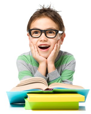 şaşırmış gibi küçük çocuk kitap okuma