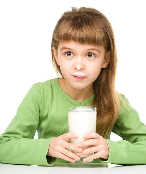 Mignonne petite fille avec un verre de lait — Photo