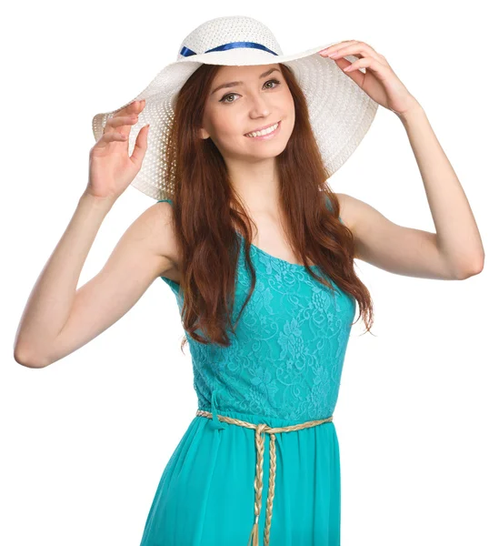 Vacker kvinna klädd sommar hatt — Stockfoto