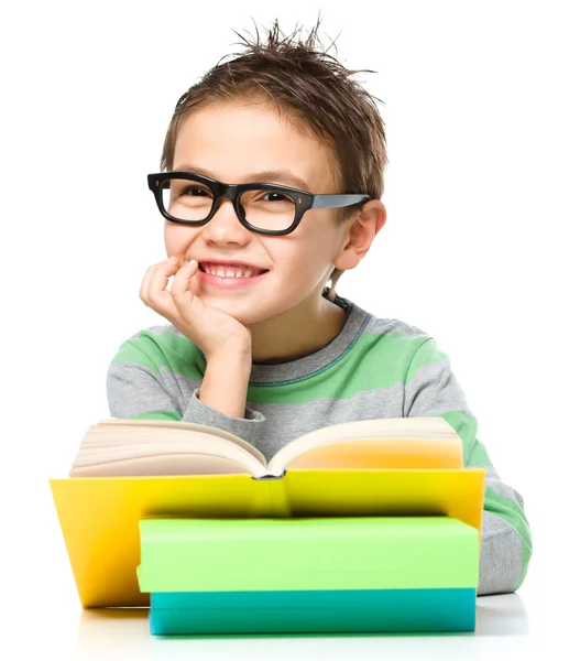 Menino está lendo um livro — Fotografia de Stock