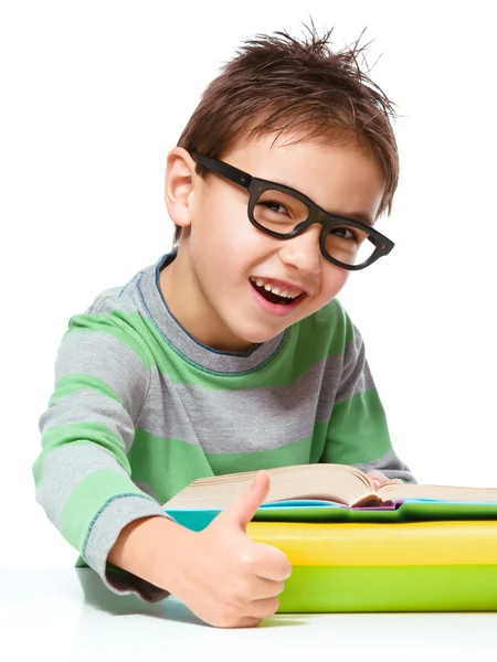 Menino está lendo um livro — Fotografia de Stock