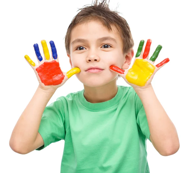 Porträt eines süßen Jungen, der mit Farben spielt — Stockfoto