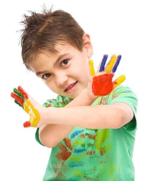 Портрет милого мальчика, играющего красками — стоковое фото