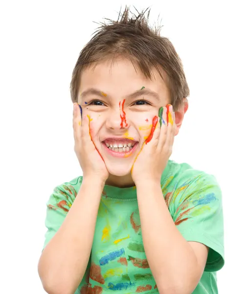 Porträt eines süßen Jungen, der mit Farben spielt — Stockfoto