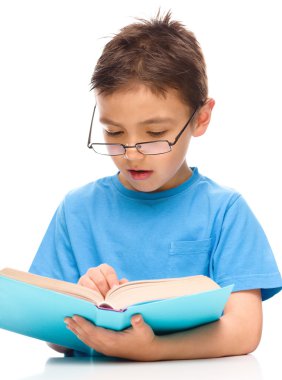 küçük çocuk bir kitap okuma
