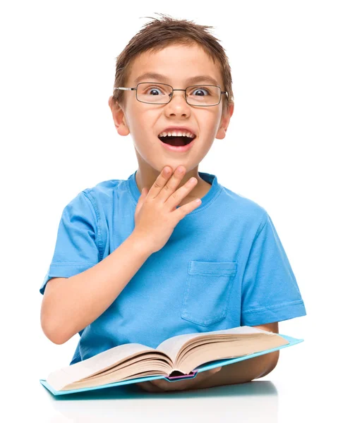 Zdumiony, mały chłopiec jest czytanie książek — Zdjęcie stockowe