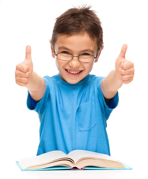 Kleine jongen is het lezen van een boek — Stockfoto
