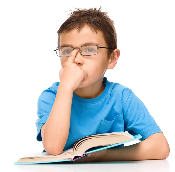 Kleiner Junge liest ein Buch — Stockfoto