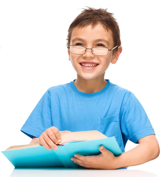 Kleine jongen is het lezen van een boek — Stockfoto