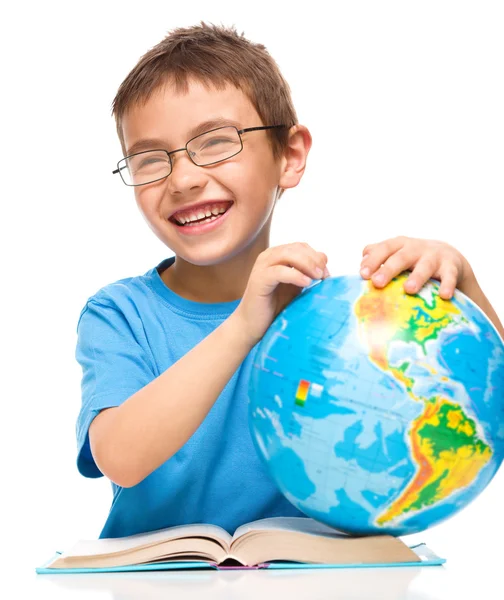 Kleiner Junge hält Globus in der Hand — Stockfoto