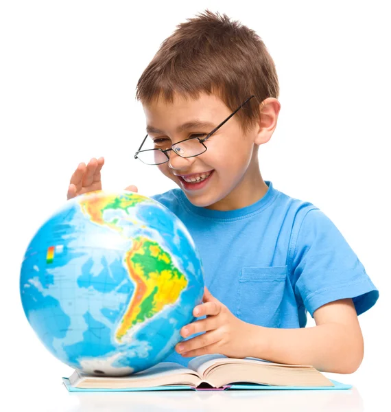 Little boy is examining globe — Stock Photo, Image