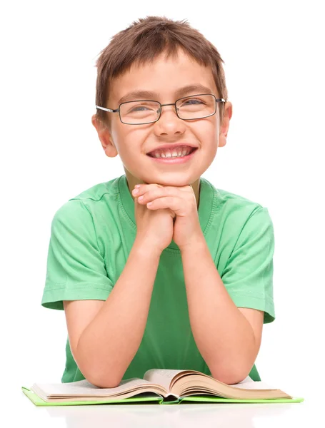 Menino está lendo um livro — Fotografia de Stock