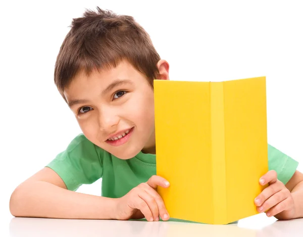 Menino brinca com livro — Fotografia de Stock