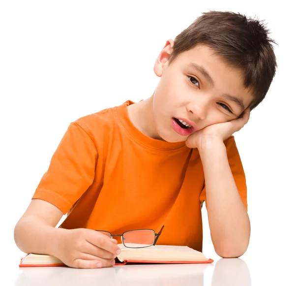 El niño está cansado de leer su libro. —  Fotos de Stock