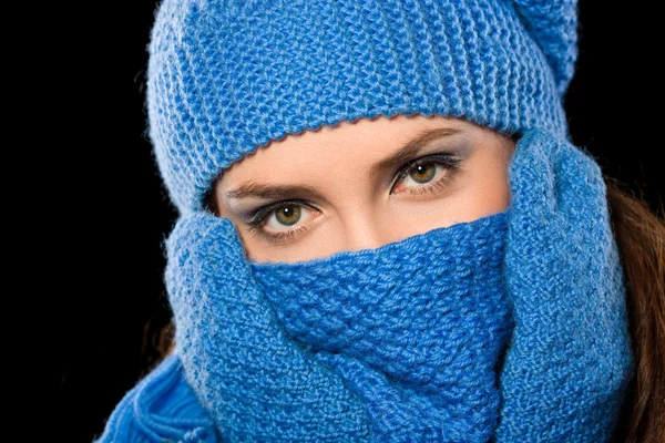 Gelukkig jongedame dragen winter doek — Stockfoto