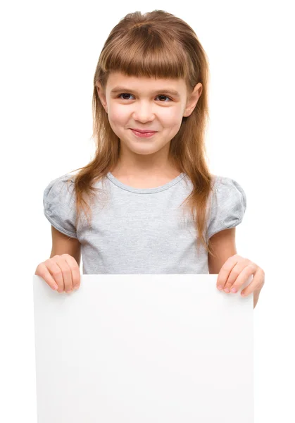 La bambina tiene in mano uno striscione vuoto — Foto Stock