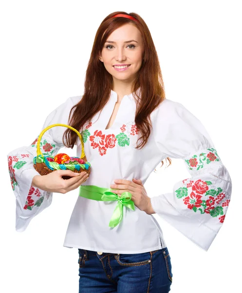 Giovane donna in tessuto nazionale ucraino — Foto Stock