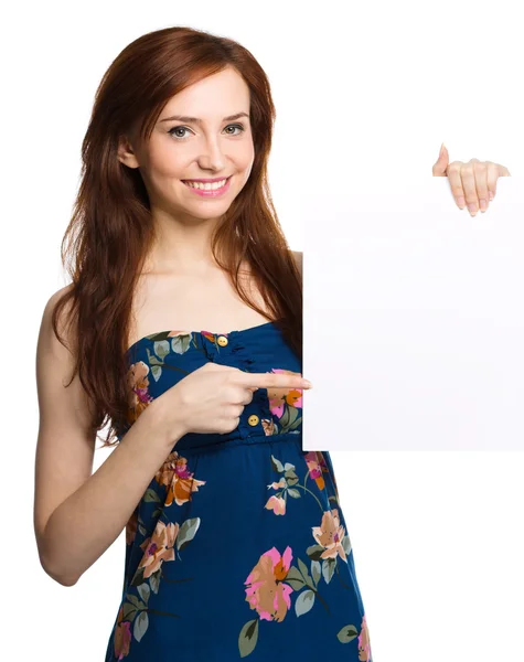 Молодая женщина держит пустой баннер — стоковое фото