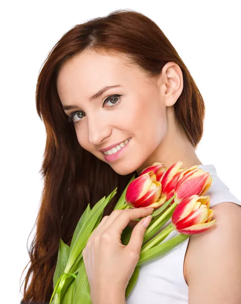 Jovem mulher está segurando buquê de tulipas — Fotografia de Stock