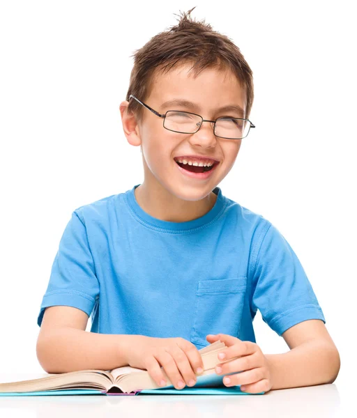 Menino está lendo um livro — Fotografia de Stock