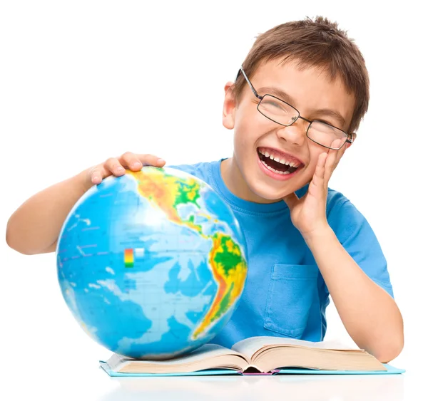 Kleiner Junge hält Globus in der Hand — Stockfoto