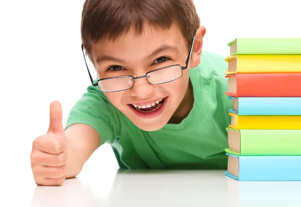 Menino está lendo um livro — Fotografia de Stock