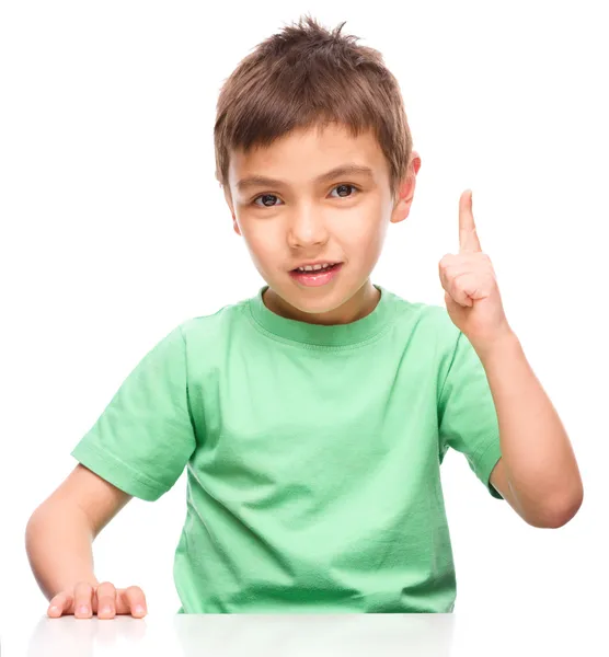 Kleiner Junge zeigt mit Zeigefinger nach oben — Stockfoto