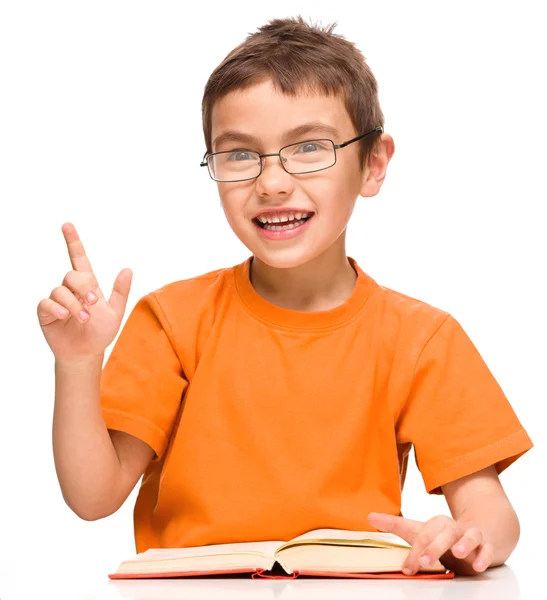 Menino está lendo um livro — Fotografia de Stock