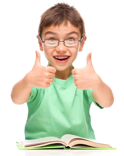 Kleine jongen is het lezen van een boek — Stockfoto