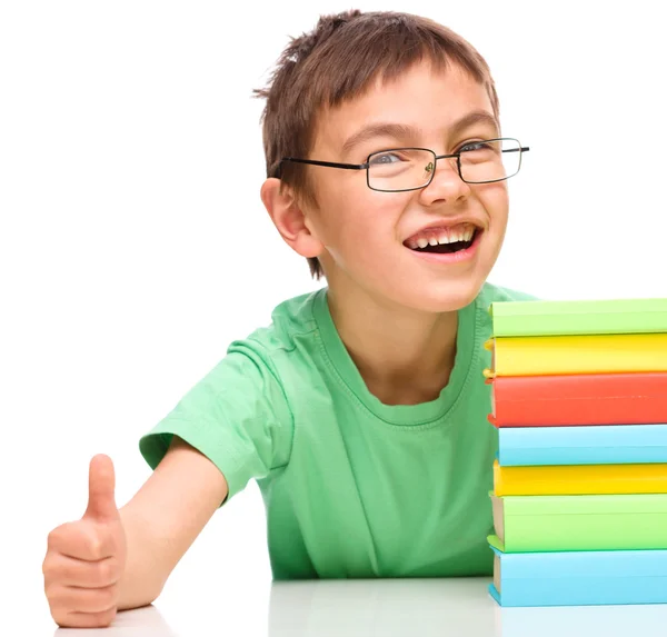 Kleiner Junge liest ein Buch — Stockfoto