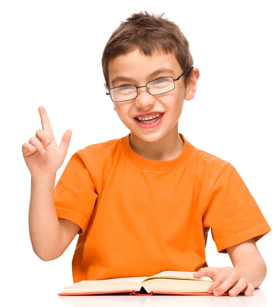 Kleine jongen is het lezen van een boek — Stockfoto